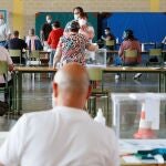 Varias personas votan en el colegio CEIP Nº1 de Foz (Lugo), este domingo con motivo de las elecciones autonómicas.