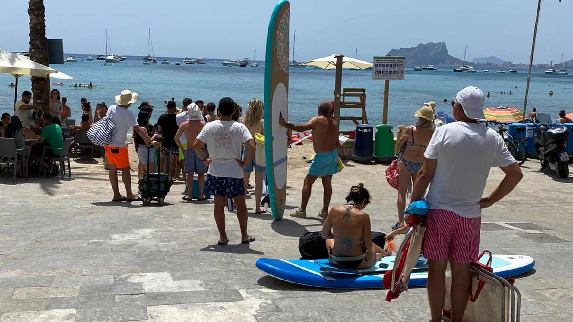 Colas para acceder a la playa de El Portet en Moraira