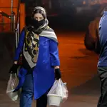 Una mujer con mascarilla camina por las calles de la capital iraní, Teherán