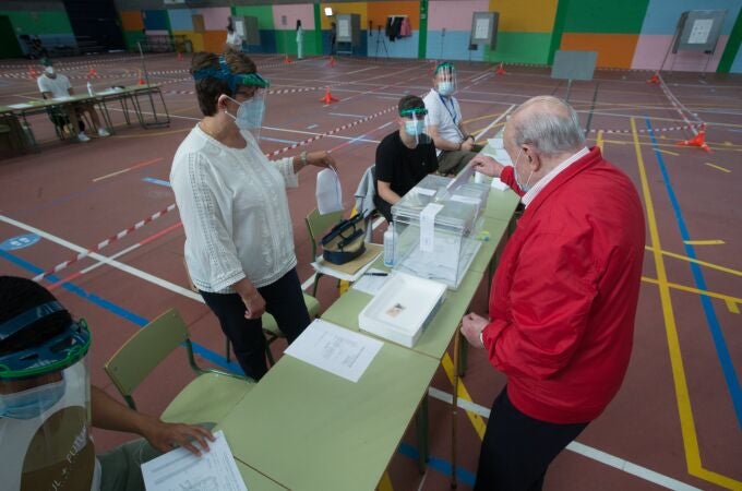 Votación de las elecciones autonómicas de Galicia, en Burela (Lugo)
