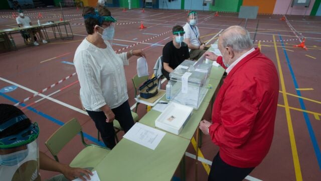 Votación de las elecciones autonómicas de Galicia, en Burela (Lugo)