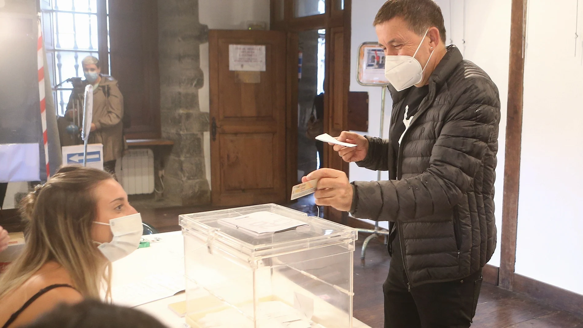 El coordinador general de EH Bildu, Arnaldo Otegi, votó ayer en la Casa de la Cultura de la localidad guipuzcoana de Elgoibar