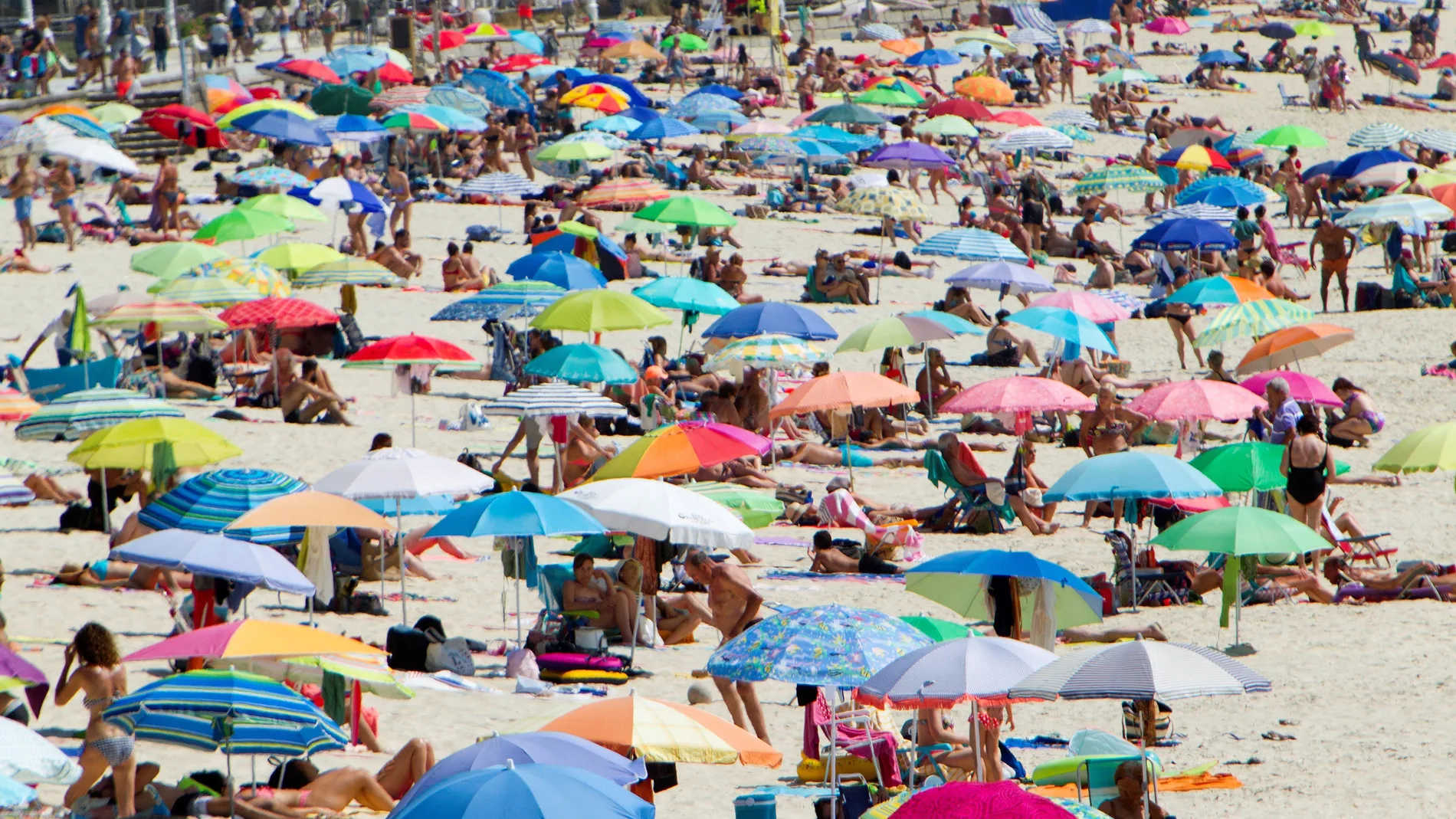 Personas combaten las altas temperaturas en la playa de La Fuente