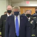 Trump aparece por primera vez con mascarilla
