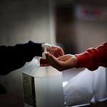 Una persona se desinfecta las manos momentos antes de ejercer su derecho al voto este domingo en Ordizia