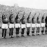 La selección italiana antes de comenzar un partido de la Copa del Mundo de 1938