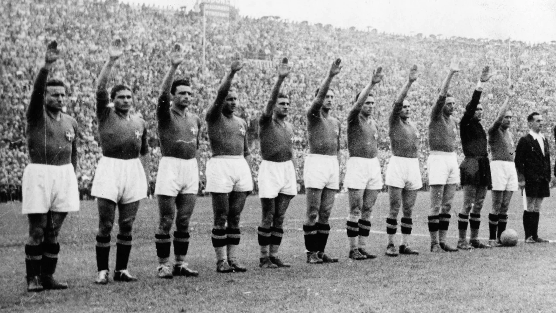 La selección italiana antes de comenzar un partido de la Copa del Mundo de 1938