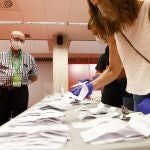 Un interventor de Vox (i), observa el recuento de los sufragios en una mesa durante las pasadas elecciones vascas