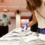 Un interventor de Vox (i), observa el recuento de los sufragios en una mesa durante las pasadas elecciones vascas