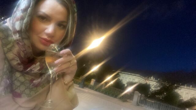 Lana Kos en la plaza de Oriente de Madrid