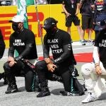 Lewis Hamilton, con la camiseta con el lema Black Lives Matter, arrodillado para protestar contra el racismo antes de un Gran Premio de Fórmula 1.