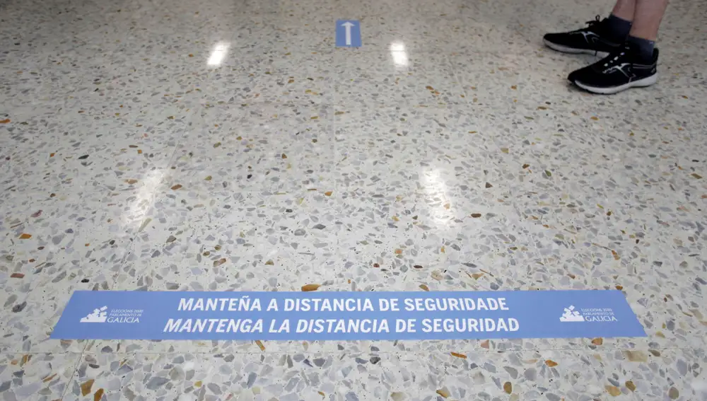 Aviso de distancia de seguridad en un colegio electoral en Monte Alto, A Coruña.. EFE/Cabalar