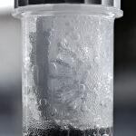 Agua oxigenada burbujeando ante la presencia de un catalizador.
