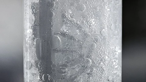 Agua oxigenada burbujeando ante la presencia de un catalizador.