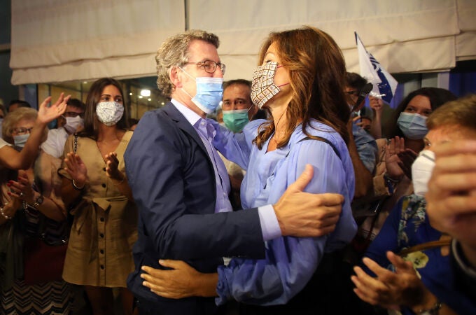 El presidente de la Xunta y candidato a la reelección por el PP, Alberto Núñez Feijóo, se abraza a su mujer Eva Cárdenas