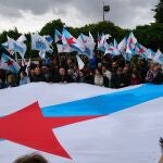 Un grupo de simpatizantes del BNG ondea la bandera independentista gallega.