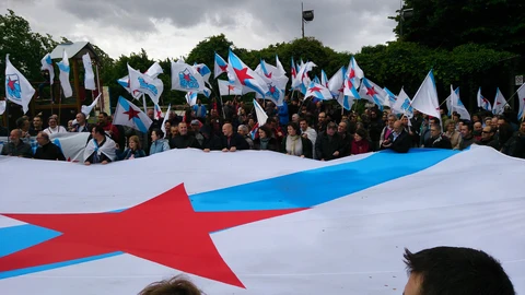 Un grupo de simpatizantes del BNG ondea la bandera independentista gallega.