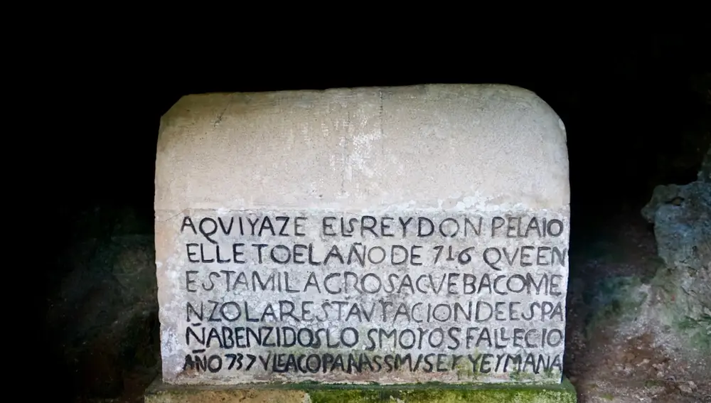 En el santuario de Covadonga, en el punto exacto donde se libró la famosa batalla, se guarda la tumba del héroe Don Pelayo.