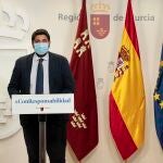 El presidente Fernando López Miras, junto al consejero de Salud, Manuel Villegas, anuncia la medida adoptada en Consejo de Gobierno “ante una situación preocupante y un creciente riesgo para la salud”