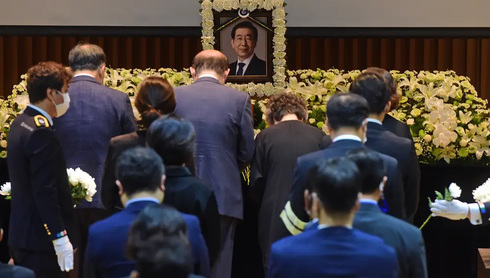 Asistentes al funeral del alcalde de Seúl, Park Won Soon