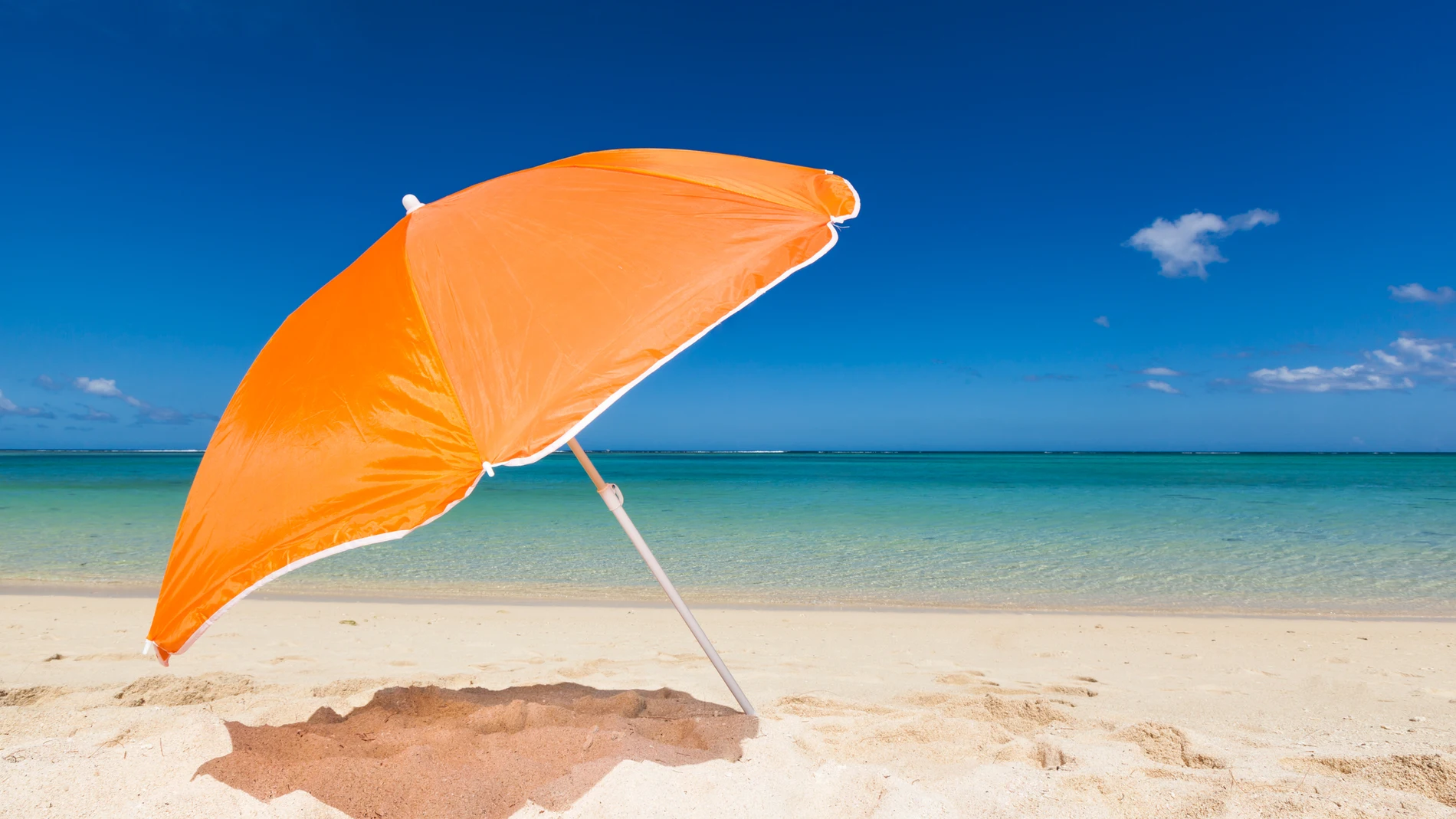Siga estos trucos para evitar que se vuele su sombrilla en la playa