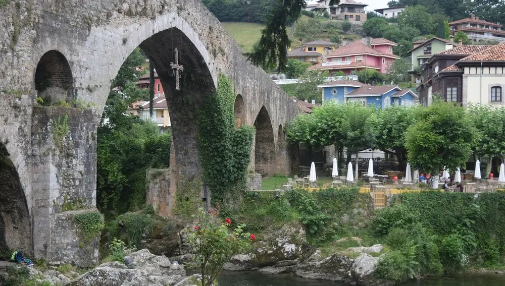 El puente romano de Cangas de Onís pasa por una antigua calzada que unía Oviedo y Santander.