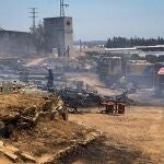 Miembros de los servicios de bomberos extinguen las llamas tras el el segundo incendio declarado en un asentamiento chabolista de Lepe esta semana