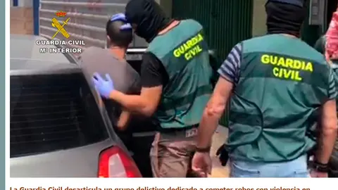 Agentes de la Benemérita conducen a uno de los arrestados