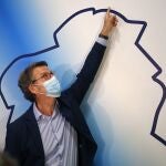 El presidente de la Xunta, Alberto Núñez Feijóo, tras revalidar su cuarta mayoría absoluta, esta noche en un hotel de Santiago de Compostela.