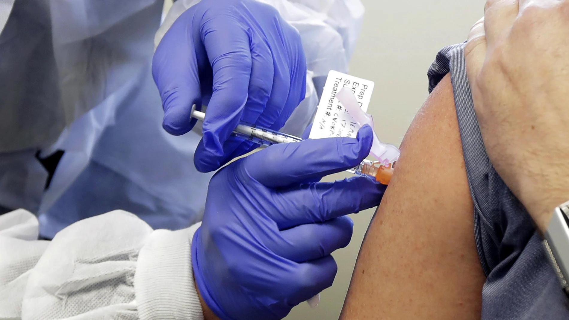 Un individuo recibe una dosis de la vacuna de Moderna en su fase inicial de estudio
