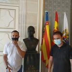 Rafa Mas y Natxo Bellido junto al busto de Juan Carlos I