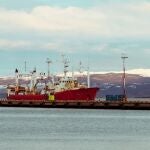 Fotografía cedida por la Secretaria de Comunicación Digital y Medios de la provincia de Tierra del Fuego (Argentina) que muestra un buque pesquero en el extremo sur del país