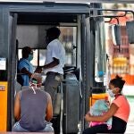 AME2443. LA HABANA (CUBA), 14/07/2020.- Dos personas protegidas con tapabocas esperan en una parada de ómnibus este martes, en La Habana, (Cuba). El Ministerio de Salud Pública (MINSAP) reportó hoy cuatro nuevos casos positivos al coronavirus, todos en la capital, para un acumulado de 2432 infectados. EFE/Yander Zamora