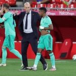 El técnico francés del Real Madrid, Zinedine Zidane, conversa con el delantero brasileño del equipo madridista, Rodrigo, durante el tiempo de hidratación en el encuentro correspondiente a la jornada 36 de primera división que han disputado esta noche frente al Granada en el Estadio Nuevo Los Cármenes en la capital nazarí. EFE/JuanJo Martín.