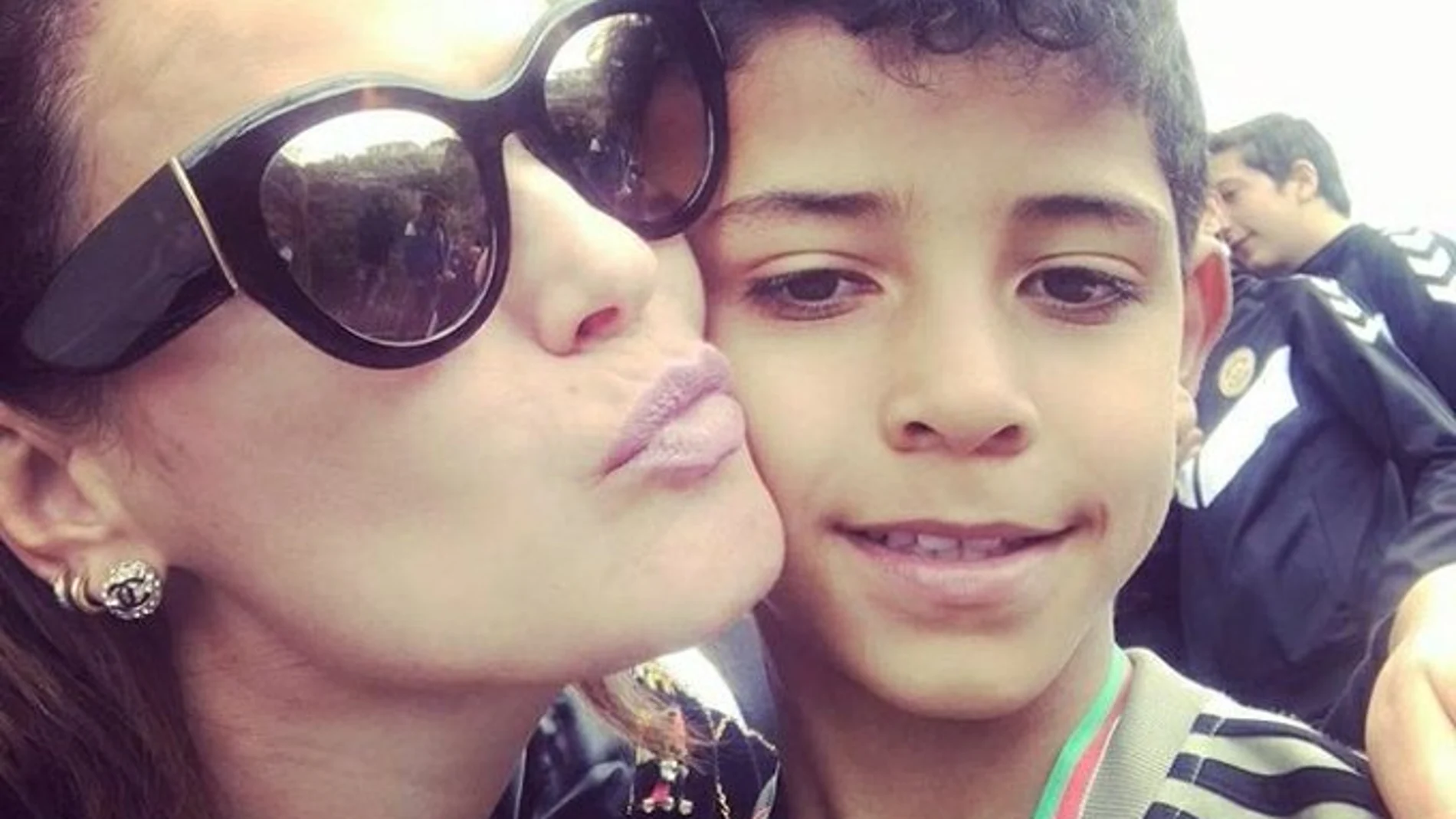 Imagen de Cristiano Ronaldo Junior con su tía durante este verano