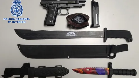 Vista de las armas incautadas en una operación policial a la banda latina Dominican Don't Play (DDP) en Madrid