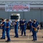 Los trabajadores de la planta de Airbus de Tablada en Sevilla durante la reunión celebrada hace diez días y convocada por los sindicatos para ratificar las movilizaciones en defensa del empleo y por el futuro del sector aeronáutico