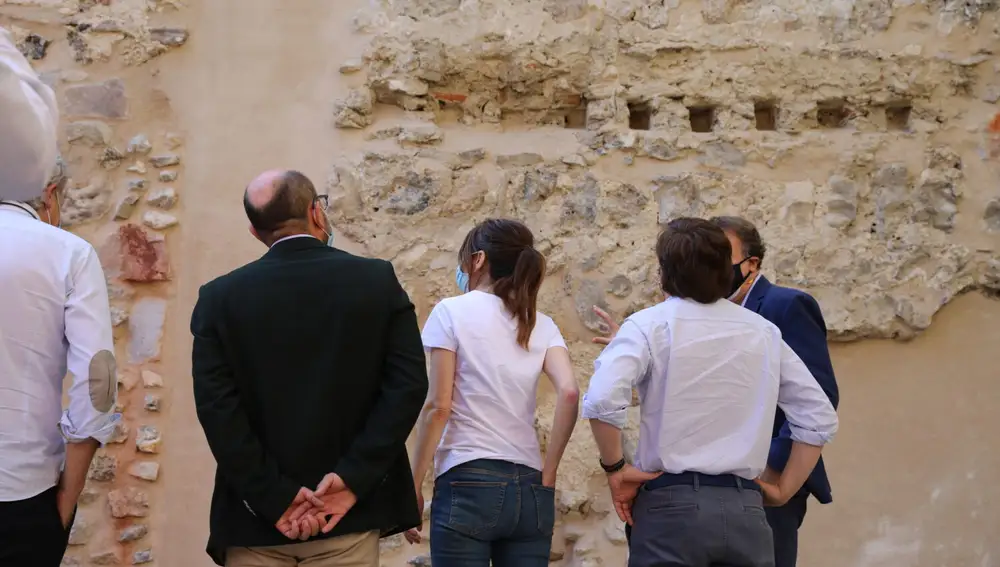 El alcalde de Madrid y la delegada del Área de Cultura, Turismo y Deporte han visitado, Andrea Levy visitan el tramo de la muralla cristiana restaurado en la calle del Almendro