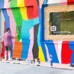 Grafiti de apoyo al pequeño comercio de Lavapiés