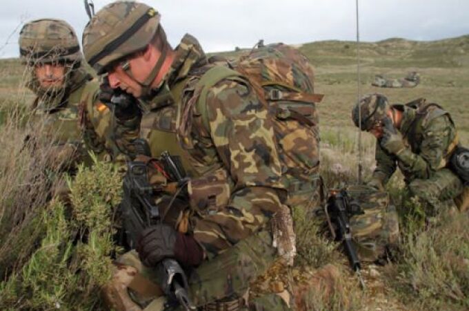 Militares del Ejército de Tierra utilizan sus radios en un ejercicio