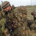 Militares del Ejército de Tierra utilizan sus radios en un ejercicio