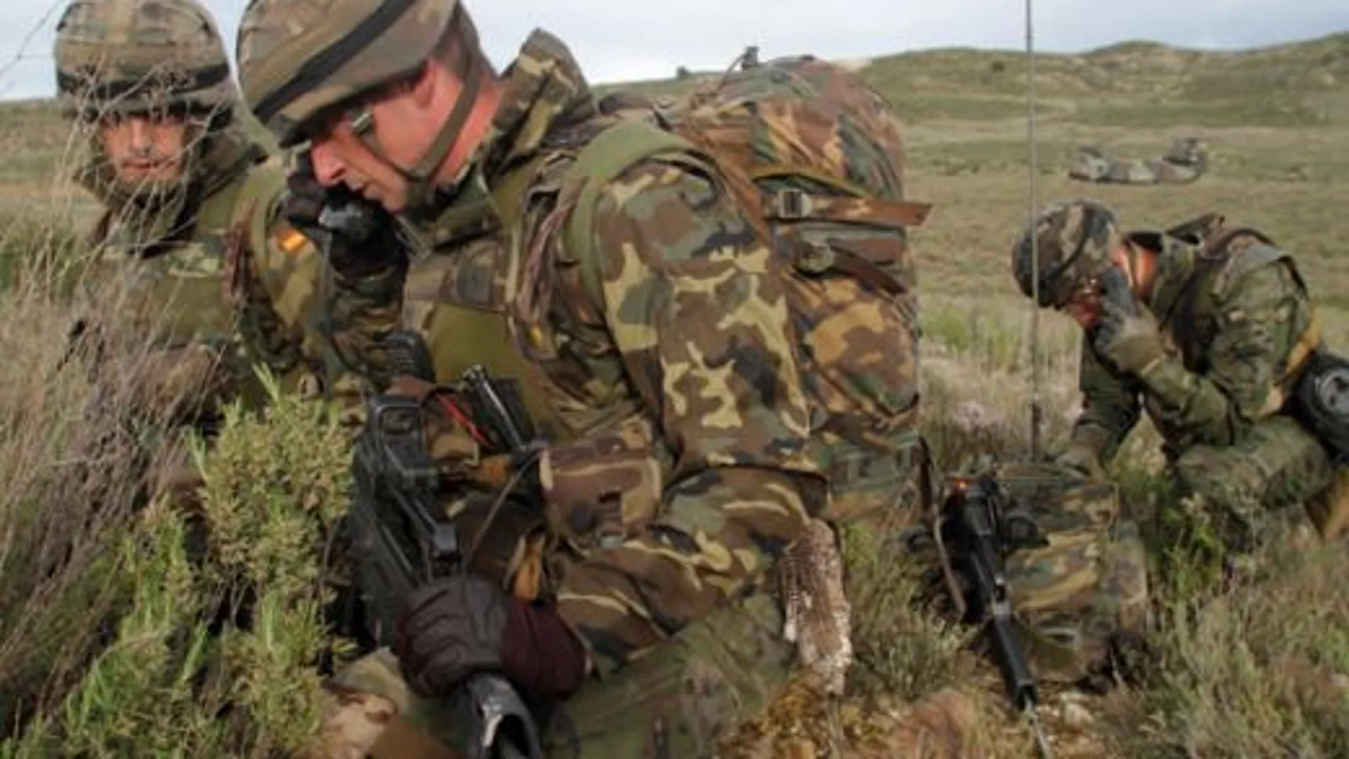 Militares del Ejército de Tierra utilizan sus radios en un ejercicio