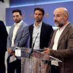 El portavoz del Grupo Republicano, Gabriel Rufián (i), junto con varios portavoces parlamentarios como Néstor Rego (d), del BNG, leen un manifiesto en relación al presunto espionaje del president del Parlament, Roger Torrent, y otros líderes políticos catalanes.