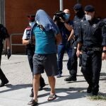 Mossos d'esquadra custodian a uno de los detenidos en la operación contra el terrorismo yihadista EFE/Toni Albir