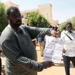 Sudaneses protestas frente a la Embajada de Emiraton en Jartum por la contratación fraudulenta de la empresa "Black Shield" para utilizarlos como mercenarios en las guerras de Libia y Yemen