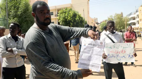 Sudaneses protestas frente a la Embajada de Emiraton en Jartum por la contratación fraudulenta de la empresa "Black Shield" para utilizarlos como mercenarios en las guerras de Libia y Yemen