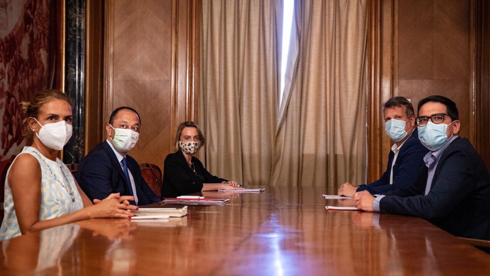 Representantes de PP, PSOE y Cs durante la reunión que abordó el pacto antitransfuguismo hoy en el Congreso