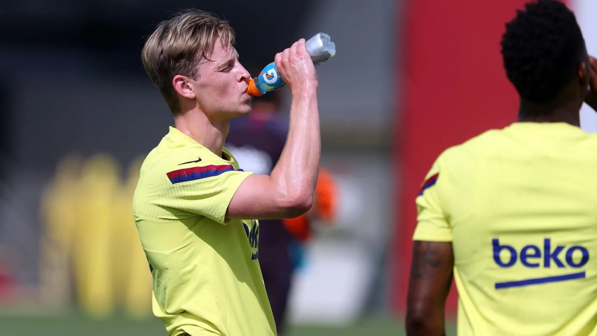 De Jong se hidrata durante un entrenamiento del Barcelona