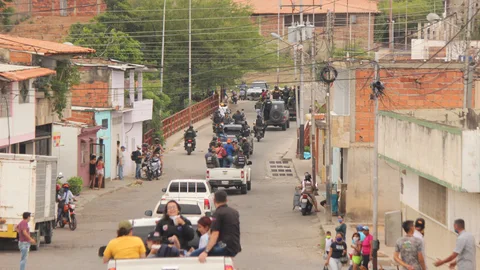 AME2600. SAN ANTONIO DEL TACHIRA (VENEZUELA), 14/07/2020.- Fotografía del 18 de mayo del 2020 donde se observan a miembros de seguridad hacer una ronda de vigilancia por los pasos ilegales, llamados "trochas", en San Antonio del Táchira (Venezuela). El presidente de Venezuela, Nicolás Maduro, calificó este martes como "irresponsables" a los miles de venezolanos que su Gobierno ha denunciado retornaron al país a través de pasos ilegales y sin cumplir una cuarentena preventiva, por cuanto se les señala por el repunte de casos del nuevo coronavirus. EFE/JOHNNY PARRA