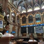 GRAF8826. MADRID, 15/07/2020.- Una pantalla muestra un gráfico con la evolución del IBEX 35 al cierre de la sesión en la Bolsa de Madrid, este miércoles. La bolsa española ha subido este miércoles el 1,84 % y se ha aproximado a 7.500 puntos alentada por la subida de Wall Street y de los valores cíclicos, según datos del mercado. EFE/Vega Alonso